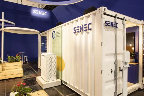 Der Messestand der Senec besteht aus recycelten Container, die bei jeder Messe wieder verwendet werden. Im Bild ist so ein Container zu sehen.